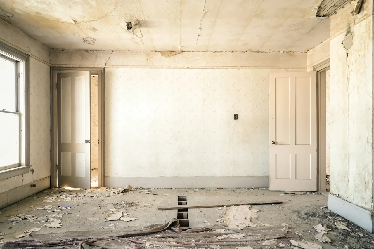 Habitación vacía con el yeso picado, lista para empezar la obra