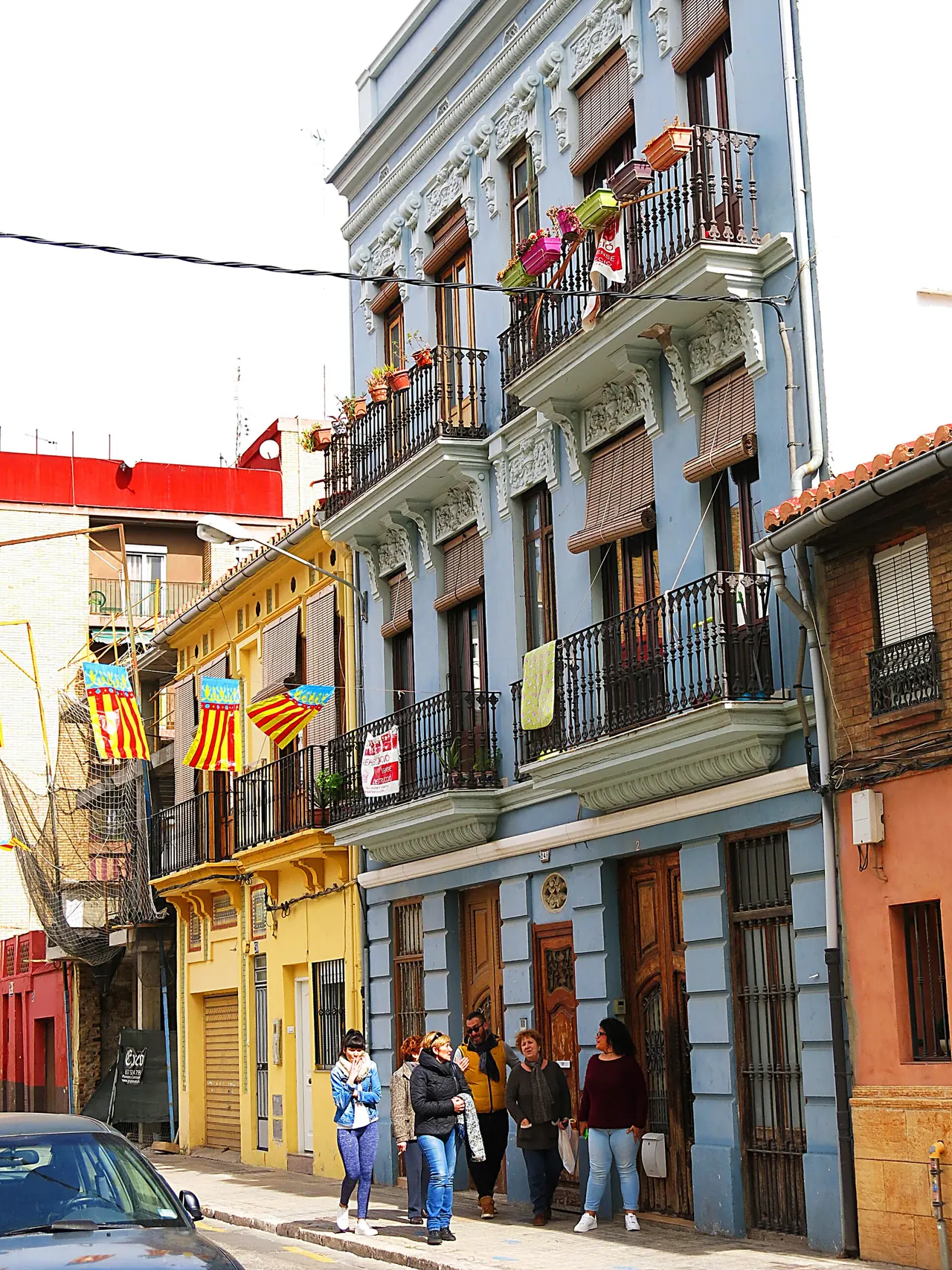 Fachadas del Cabanyal con balcones y azulejos de colores