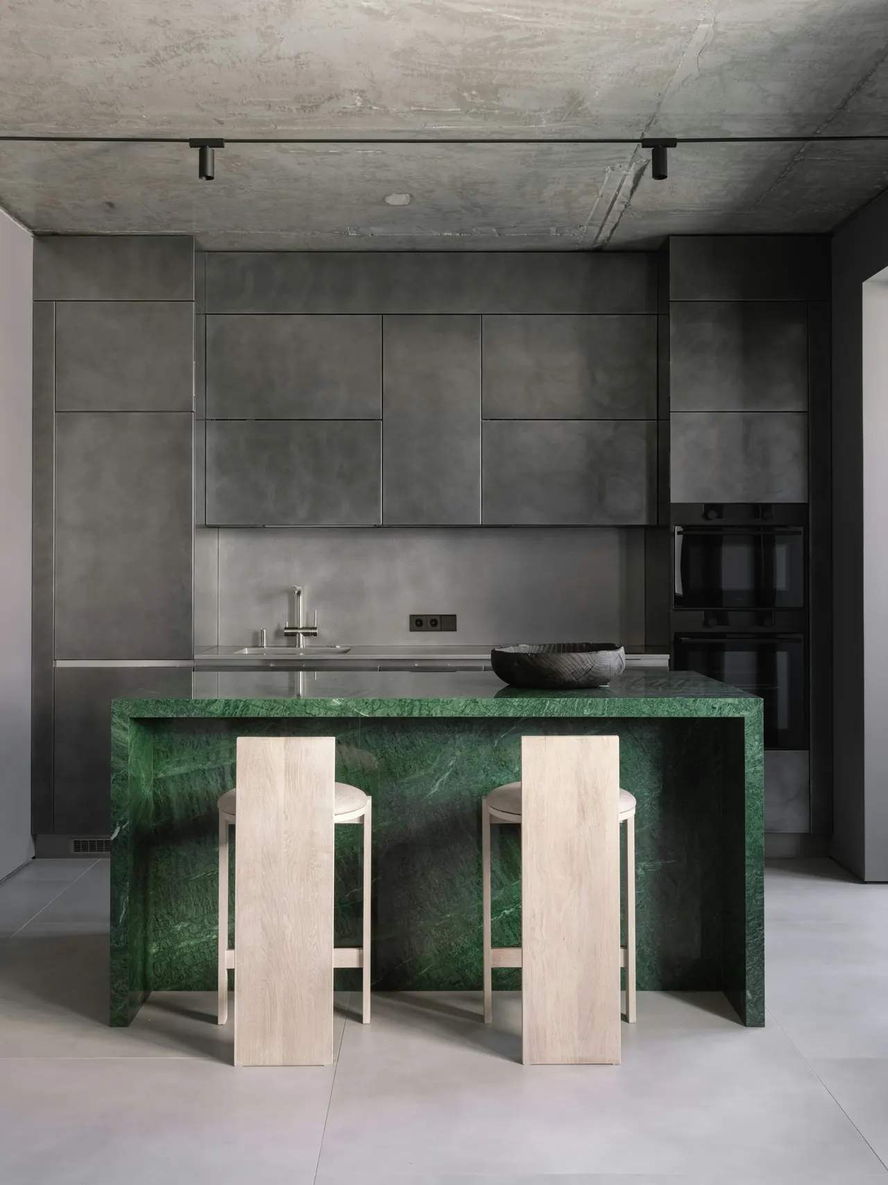 Cocina terminada con isla de mármol verde