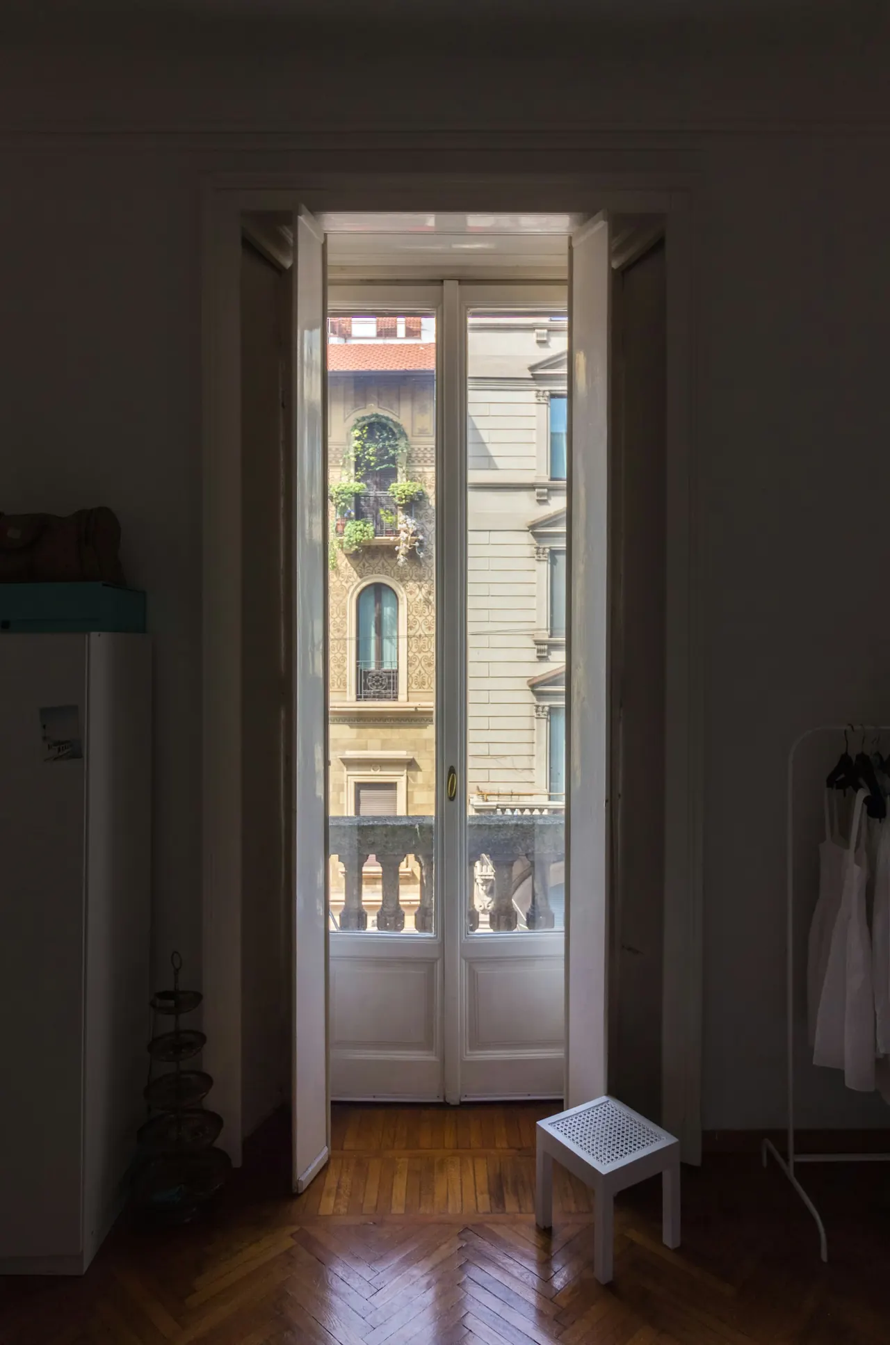 Balconera de madera abierta