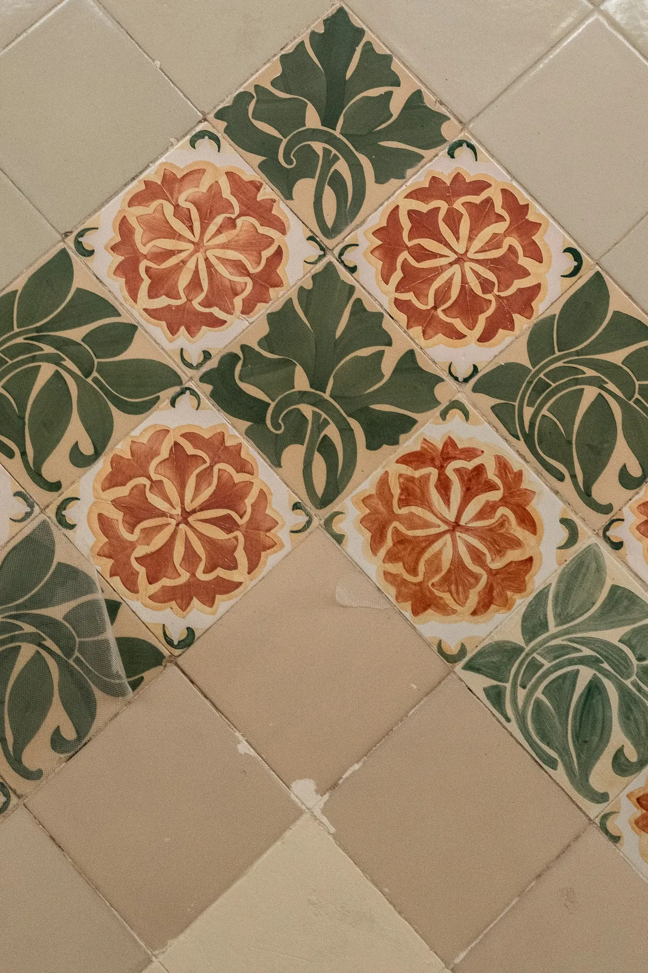 Suelo hidráulico con flores rojas y hojas verdes