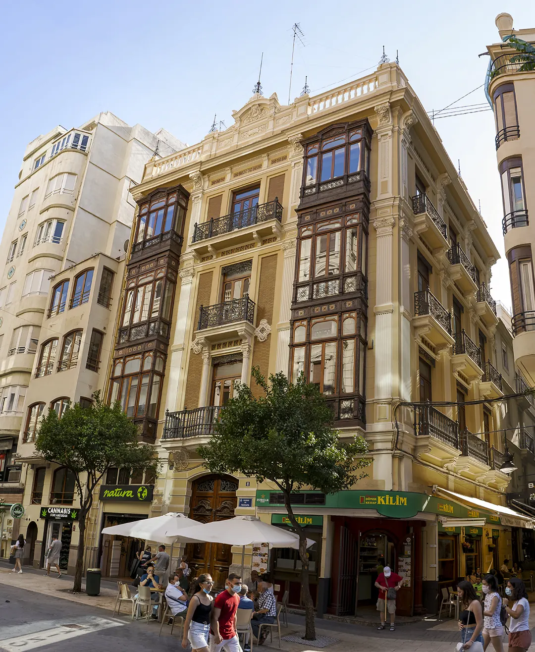 Edificio modernista del Ensanche con miradores y balcones