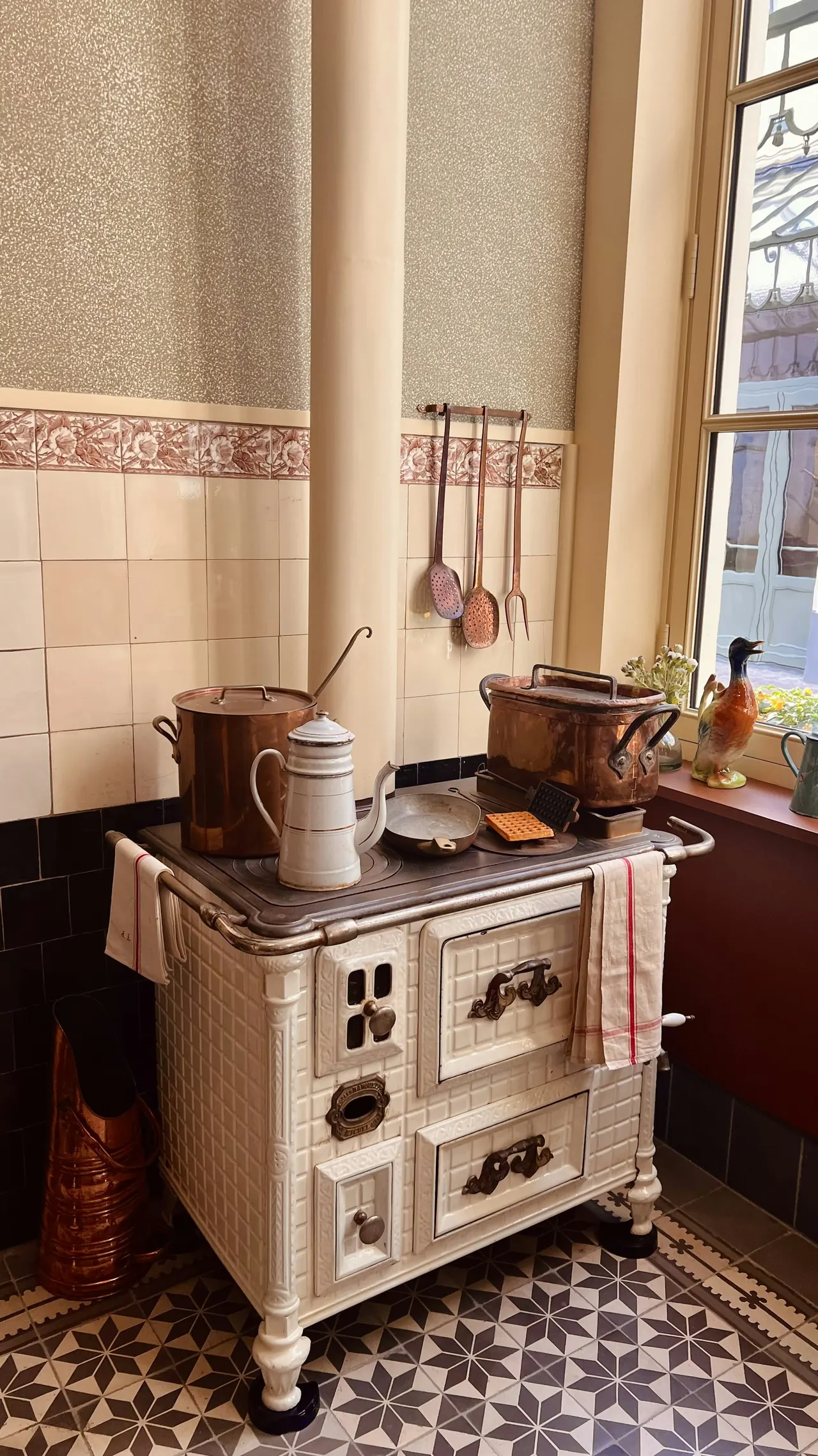 Cocina antigua de hierro esmaltado conservada sobre un suelo hidráulico